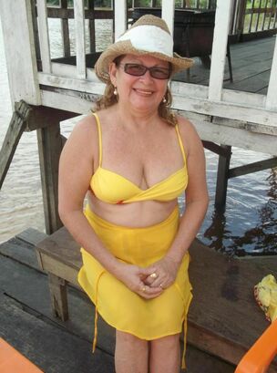 Uber-sexy mature ex-wive on the..
