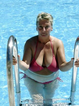 Buxomy mature femmes sunbathing..